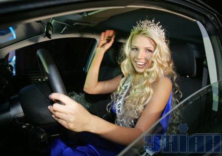 Мисс Украина-Вселенная за рулем