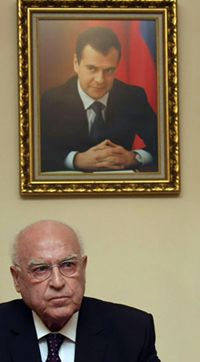 Чому першокласний господарник Черномирдін грає роль блазня?