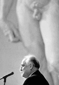 Чому першокласний господарник Черномирдін грає роль блазня?