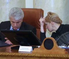 Владимир Литвин и Юлия Тимошенко разговаривают во время совещания с председателями областных советов. Киев, 24 февраля