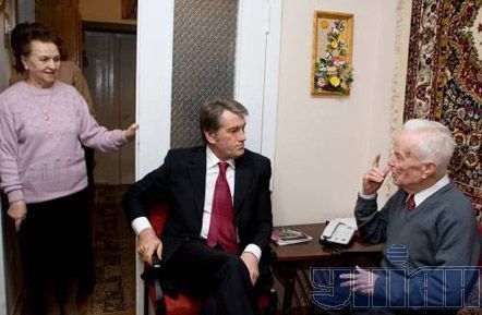 Ющенко привітав легендарного розвідника Євгена Березняка (фото)