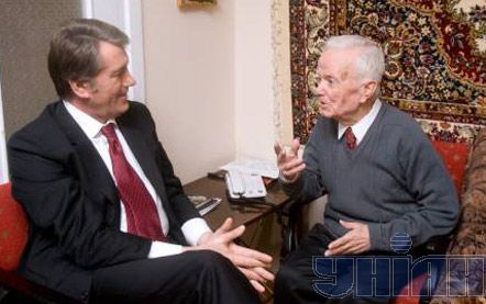 Ющенко привітав легендарного розвідника Євгена Березняка (фото)