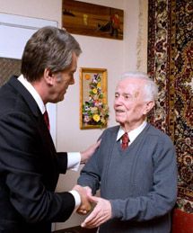 Ющенко привітав легендарного розвідника Євгена Березняка (фото)