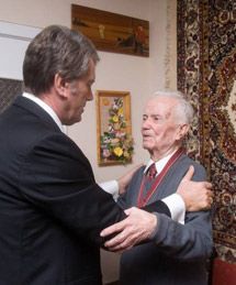 Ющенко привітав легендарного розвідника Євгена Березняка (фото)