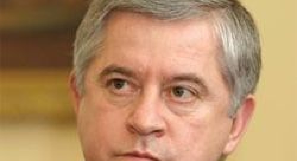 Анатолій Кінах: “Коли прем`єр підписує два десятки листів з проханням про позики, це принижує гідність країни»