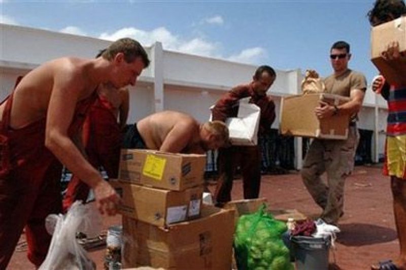 На борт Фаины доставили продукты. Фото распространено ВМС США