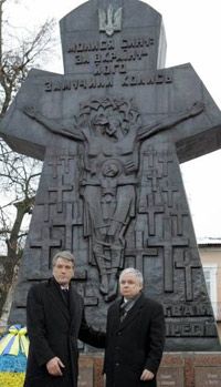Президенты Украины и Польши у памятника жертвам большовистских репрессий на площади Свободы в Бродах