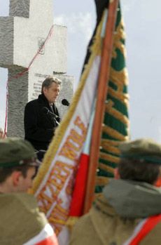 Президент Украины Виктор Ющенко выступает у памятника жертвам трагедии в с. Гута Пеняцка