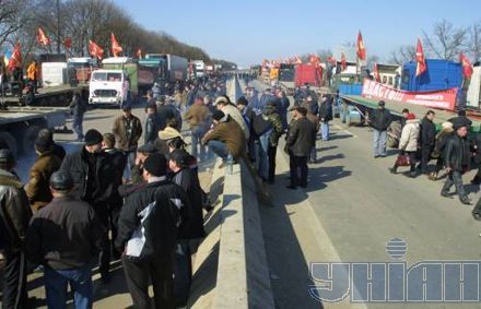 Далекобійники блокують автомагістраль Одеса-Київ (фото)
