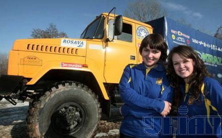 Первый пилот Ирина Кравец и штурман Анна Сухобрус