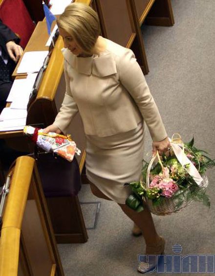 8 Марта в Верховной Раде: Клюев для поцелуя выбрал Симоненко (фоторепортаж)