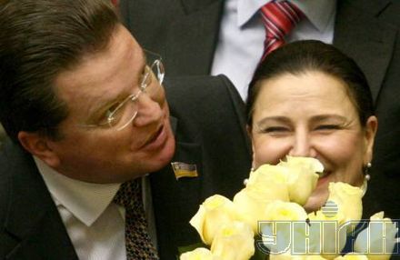 8 Марта в Верховной Раде: Клюев для поцелуя выбрал Симоненко (фоторепортаж)