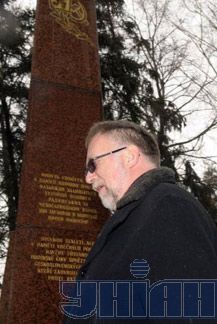 Посол Чешской Республики в Украине Ярослав Башта у монумента погибшим