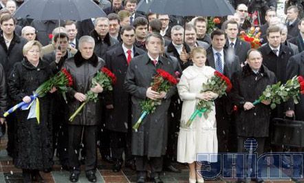Глава Киевской областной государственной администрации Вера Ульянченко, Председатель Верховной Рады Владимир Литвин, Президент Украины Виктор Ющенко, премьер-министр Юлия Тимошенко и первый заместитель главы Киевской городской государственной администрации Анатолий Голубченко 