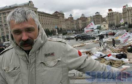 Один из координаторов палаточного городка гражданской инициативы ”Геть усіх”, лидер партии ”Братство” Дмитрий Корчинский показывает журналистам масштабы разгрома, на Майдане Незалежности в Киеве