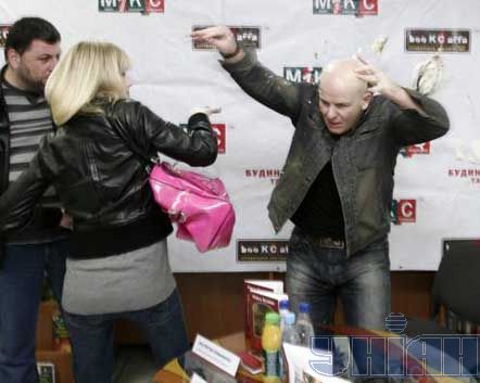 Активистка женского движения бьет тортом Олеся Бузину (фото)