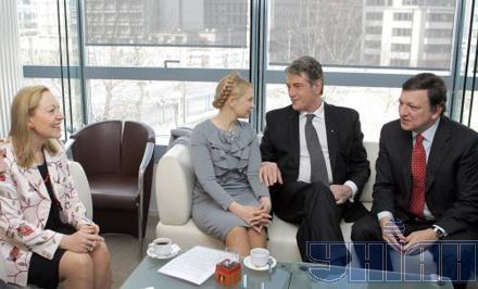 Ющенко и Тимошенко в Брюсселе: прикосновения, улыбки и взгляд глаза в глаза (фоторепортаж)