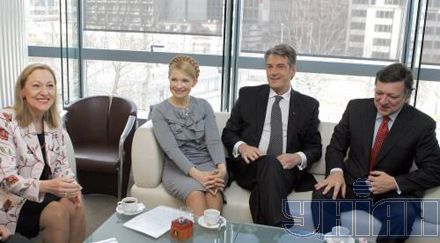 Ющенко и Тимошенко в Брюсселе: прикосновения, улыбки и взгляд глаза в глаза (фоторепортаж)