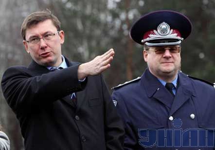 Министр внутренних дел Юрий Луценко и первый замминистра – начальник Главного управления по борьбе с организованной преступностью Владимир Бедриковский