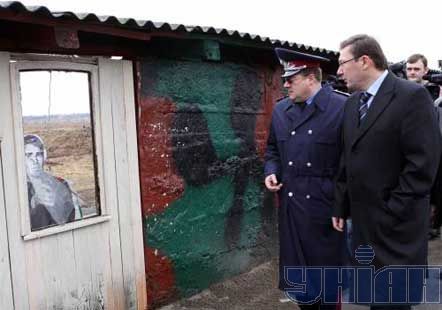 Министр внутренних дел Юрий Луценко и первый замминистра – начальник Главного управления по борьбе с организованной преступностью Владимир Бедриковский