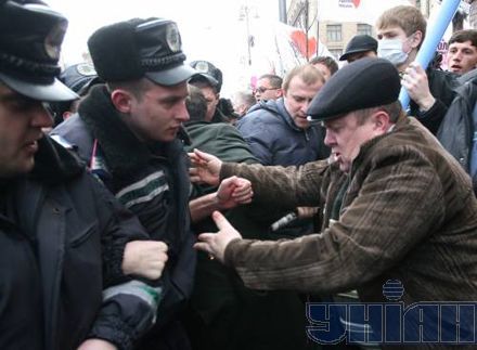 Мітинг проти Черновецького: кияни билися з міліцією і крутили дулі (фоторепортаж)