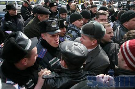 Мітинг проти Черновецького: кияни билися з міліцією і крутили дулі (фоторепортаж)