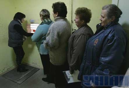 Если банкомат стал проблемой, берите деньги старым способом (фото)