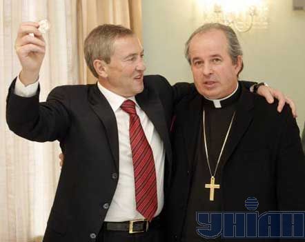 Киевский городской председатель Леонид Черновецкий демонстрирует серебряную медаль, подаренную Апостольским нунцием в Украине архиепископом Иоанном Юрковичем