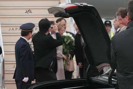 Прем`єр-міністра України зустрічають в аеропорту Токіо