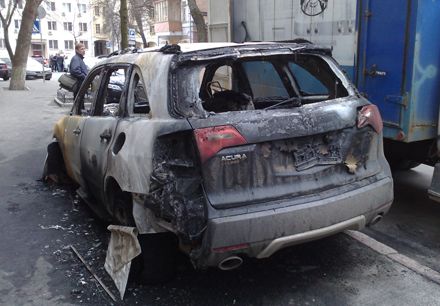 В центре Киева сгорел дорогой внедорожник (фото)