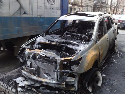 В центре Киева сгорел дорогой внедорожник (фото)