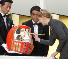 Юлія Тимошенко розмальовує японську ляльку ”Дарума” під час форуму політичної ділової і наукової еліти Японії. Токіо, 26 березня