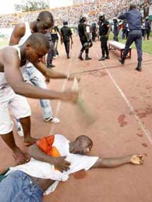 На футбольном матче ЧМ-2010 погибли 22 человека (фото)