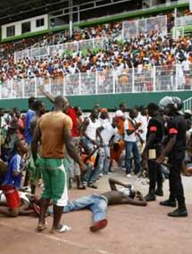 На футбольном матче ЧМ-2010 погибли 22 человека (фото)