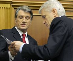 Віктор Ющенко передає Володимиру Литвину проект нової Конституції у залі засідань ВР. Київ, 31 березня 