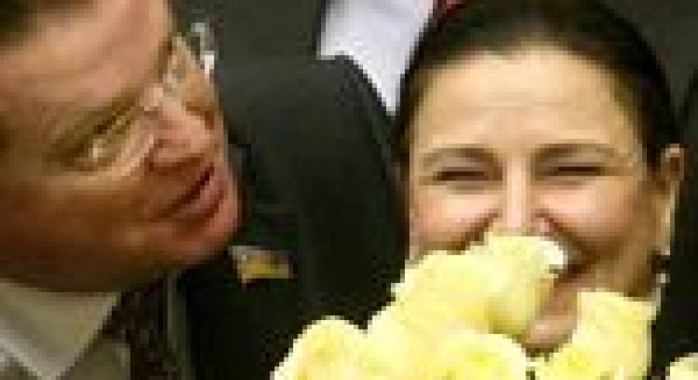 8 Березня у Верховній Раді: Клюєв для поцілунка вибрав Симоненка (фоторепортаж)
