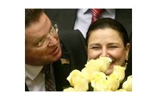 8 Марта в Верховной Раде: Клюев для поцелуя выбрал Симоненко (фоторепортаж)