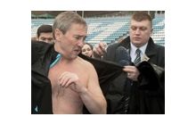 Черновецький роздягнувся, щоб довести своє психічне здоров’я (фоторепортаж)