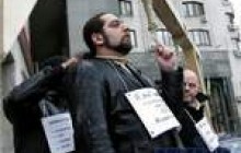 БІЛЯ УНІАН ВІШАЛИСЯ ЖУРНАЛІСТИ (ФОТОРЕПОРТАЖ)