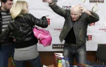Активістка жіночого руху побила тортом Олеся Бузину (фото)