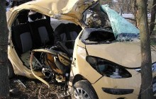 ДТП в Крыму: погибли две девушки, легковушка - всмятку (фото)