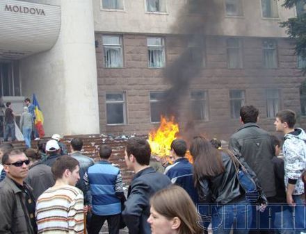 Молдавські пожежники приїхали гасити парламент тільки після дзвінка з ЄС?