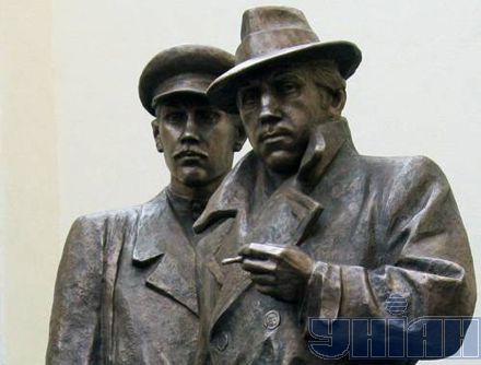 Под окнами Луценко поставили Жеглова и Шарапова (фото)