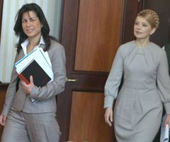 Джейла Пазарбазиолу и Юлия Тимошенко во время встречи в Кабинете Министров. Киев, 17 апреля
