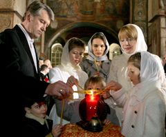 Виктор Ющенко с семьей принял участие в церемонии передачи Благодатного огня. «София Киевская», 18 апреля