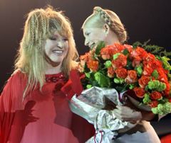  Алла Пугачова і Юлія Тимошенко під час ювілейного концерту з нагоди 60-річчя співачки. Київ, 22 квітня 