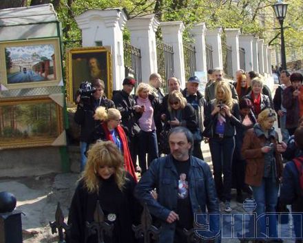 Алла Пугачова прогулялася Андріївським узвозом (фото)