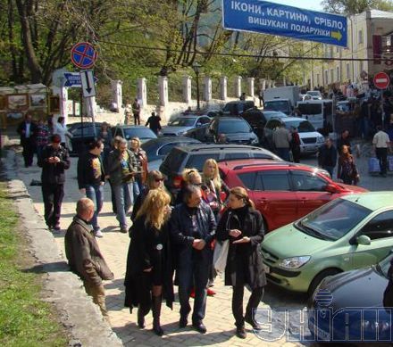 Алла Пугачова прогулялася Андріївським узвозом (фото)