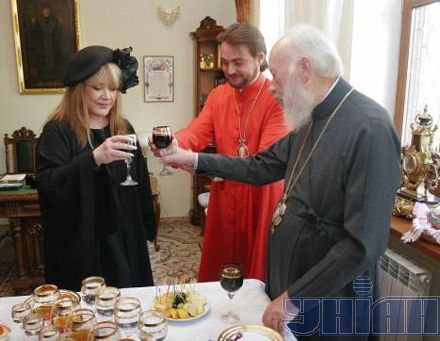 Пугачова сповідалася у Лаврі (фото)