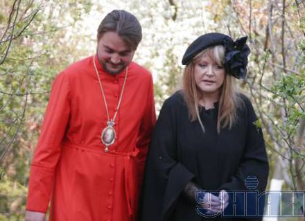 Пугачова сповідалася у Лаврі (фото)